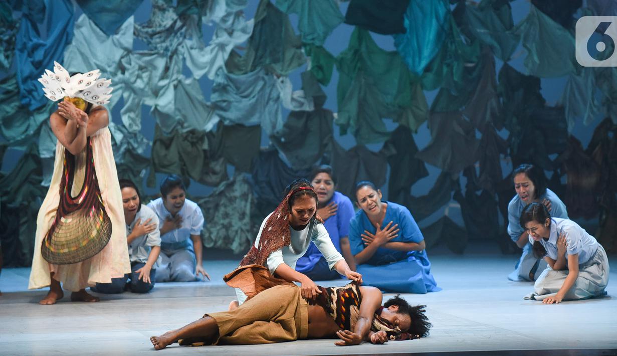 Pemain mempertunjukkan teater yang menggabungkan film, dance, dan lagu berjudul Planet Sebuah Lament di Teater Jakarta, TIM, Jakarta, Kamis (16/1/2020). Teater karya Garin Nugroho merupakan pertunjukan perdana dan menjadi karya pembuka dalam ASIA TOPA. (Liputan6.com/Fery Pradolo)