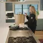 Area dapur terbuka Adele.  (dok. Screenshoot YouTube Vogue/ https://www.youtube.com/watch?v=544DTGHIBM0/Dinny Mutiah)