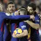 Pemain Barcelona, Jordi Alba, mendapat ucapan selamat dari rekan setimnya, Suarez setelah mencetak gol ke gawang Valencia pada lanjutan La Liga Primera Division di Stadion Mestalla, Minggu (26/11). Barcelona ditahan imbang Valencia 1-1.  (AP/Alberto Saiz)