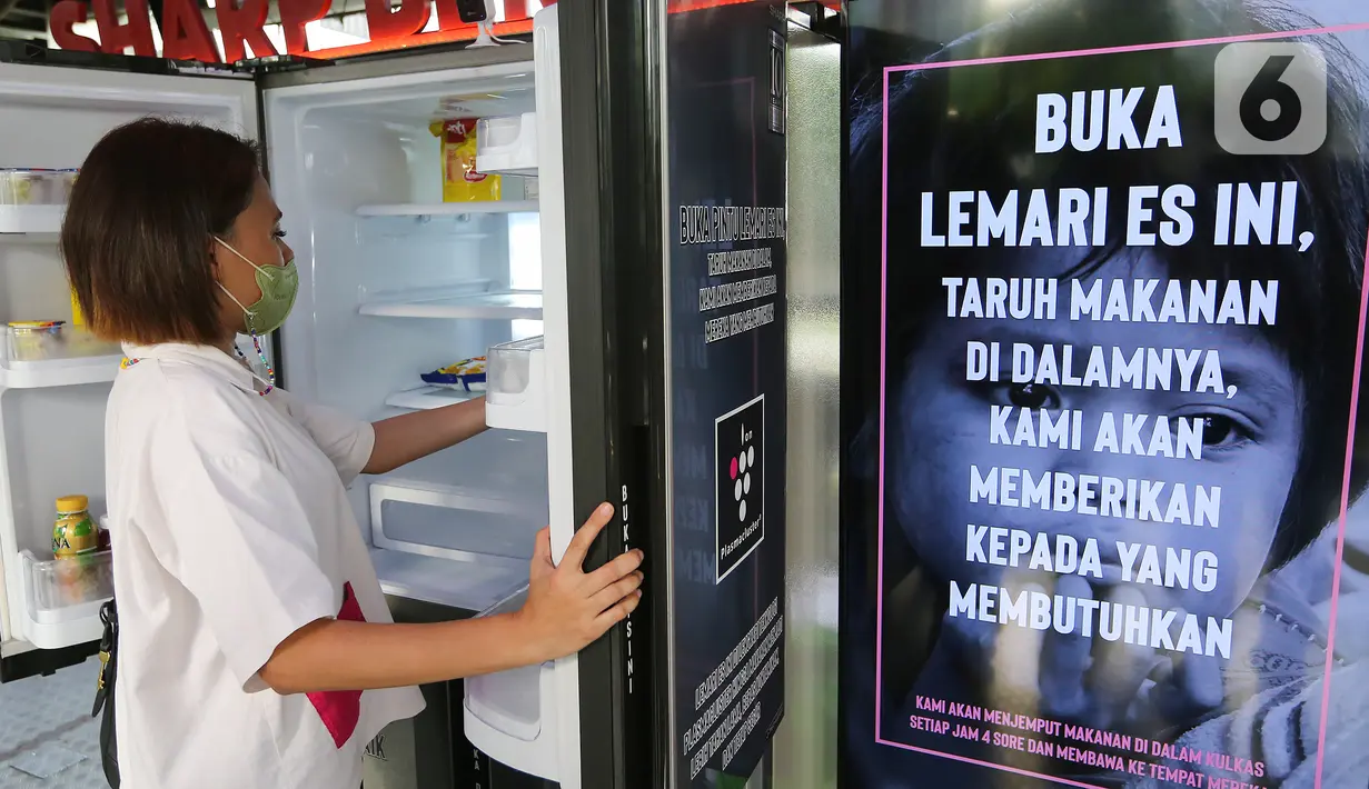 Warga menyimpan makanan di lemari es di Halte Dukuh Atas, Jakarta, Rabu (05/5/2021). PT Sharp Electronics Indonesia meluncurkan program CSR bertajuk Sharp Bersedekah dengan menempatkan lemari es di area publik seperti lobi perkantoran, halte bus hingga pusat perbelanjaan.(Liputan6.com/Fery Pradolo)