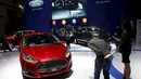 Sejumlah pengunjung melihat mobil Ford Fiesta di Indonesia International Motor Show, Jakarta, 21 Agustus 2015. Di Indonesia Ford hadir pada 2002 dan memiliki 44 dealer waralaba yang tersebar di Indonesia. (REUTERS / Darren Whiteside)