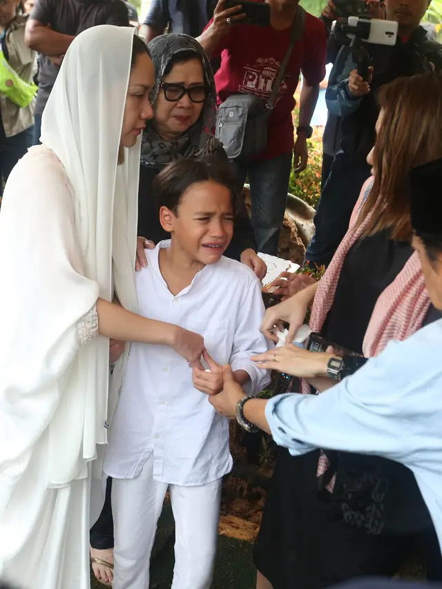 6 Potret Noah Sinclair di Pemakaman Sang Ayah, Sempat Tegar Hingga Tangisnya Pecah