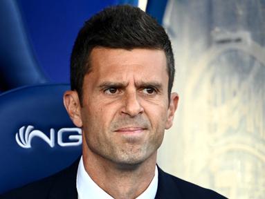 Pelatih Juventus, Thiago Motta, tak mampu menutupi kekecewaan setelah anak asuhnya gagal meraih kemenangan saat bertandang ke markas Empoli pada pekan keempat Serie A 2024/2025  di Stadion Carlo Castellani, Sabtu (14/9/2024). (AFP/Isabella Bonotto)