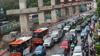 Kendaraan memadati arus lalu lintas di Jalan HR Rasuna Said, Kuningan, Jakarta, Jumat (18/1). Penyempitan jalan akibat pembangunan proyek light rail transit (LRT) berimbas pada kemacetan di kawasan tersebut. (Liputan6.com/Immanuel Antonius)