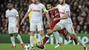 Gelandang Liverpool, Mohamed Salah, berusaha melewati bek Spartak moskow, Serdar Tasci, pada laga Liga Champions di Stadion Anfield, Liverpool, Rabu (6/12/2017). Liverpool menang 7-0 atas Spartak. (AP/Rui Vieira)