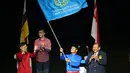 Menteri Pemuda dan Olahraga Malaysia Khairi Jamalludin mengangkat bendera SEA Games. Itu juga sebagai pertanda jika Malaysia akan menjadi tuan rumah SEA Games 2017 yang berlangsung di Kuala Lumpur. (Reuters))