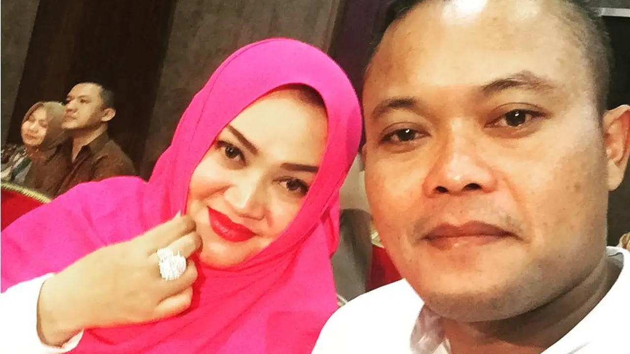 [Bintang] Dikabarkan Bercerai, Ini 8 Foto Kebersamaan Sule dan Lina
