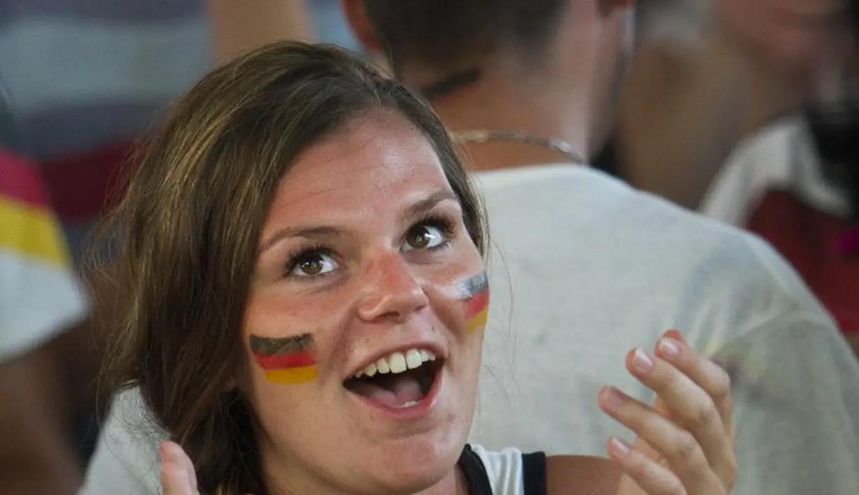Fans cantik ini tertawa bahagia saat jerman berhasil mengalahkan Amerika Serikat, Palma de Mallorca (26/6/2014) (AFP PHOTO/JAIME REINA)