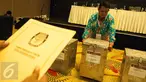 Petugas mengambil berita acara seusai rekapitulasi penghitungan suara tingkat kota Pemilihan Gubernur dan Wakil Gubernur DKI Jakarta putaran dua di Ancol, Jakarta, Kamis (27/4). (Liputan6.com/Gempur M. Surya)