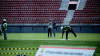 Project Team Venue Management FIFA Christian Schmolzer (tiga dari kanan) saat meninjau lapangan di Stadion Kapten I Wayan Dipta dalam inspeksi terakhir jelang Piala Dunia U-20 2023. (Bola.com/Alit Binawan)