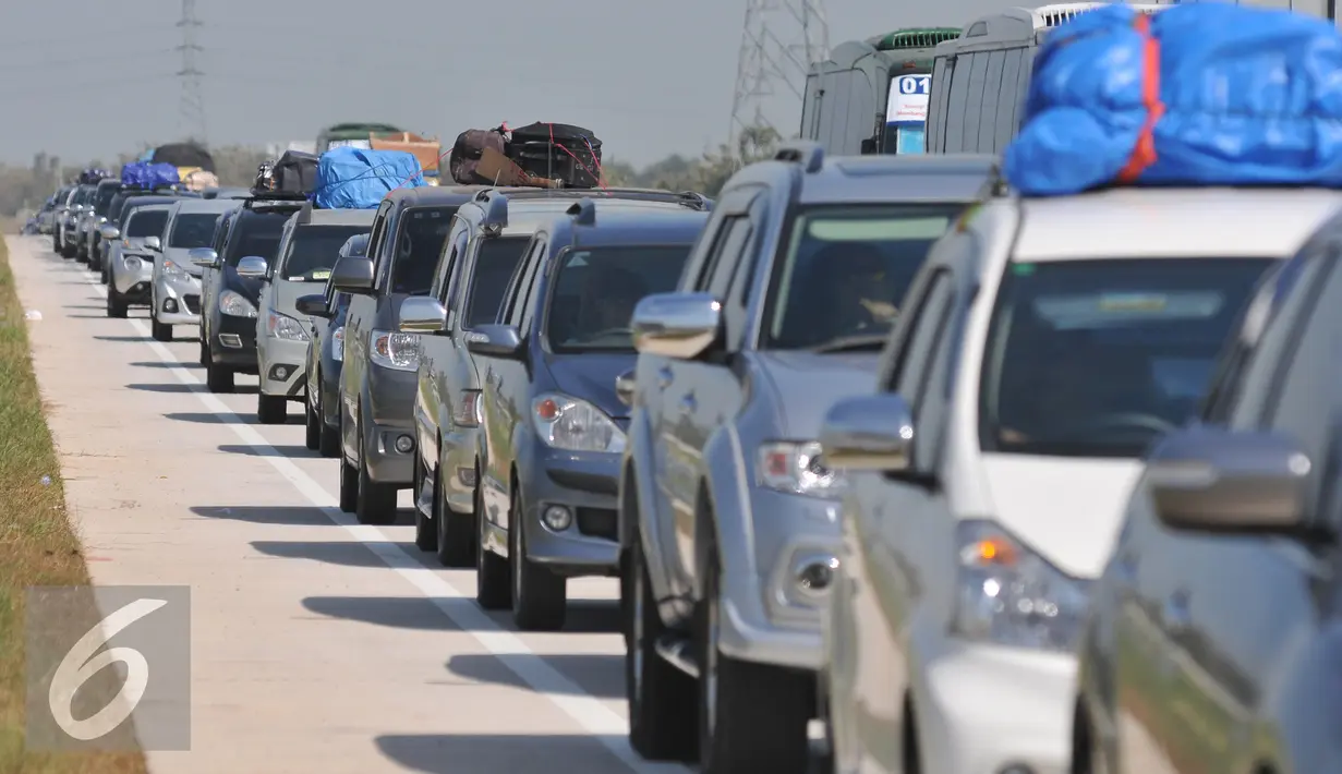 Sejumlah mobil mengantri di gerbang Tol Palimanan, Jawa Barat, Selasa (14/7/2015). Hingga H-3 jelang lebaran 2015 pemudik sudah mulai memadati tol Cipali. (Liputan6.com/Herman Zakharia)