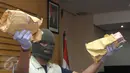 Petugas KPK saat memegang uang sitaan sebesar Rp150 juta sebagai barang bukti di Kantor KPK, Jakarta, (24/5/2016).KPK turut menyita uang Rp650 juta dalam operasi tangkap tangan (OTT) terhadap Ketua PN  Kepahiang, Janner Purba. (Liputan6.com/Helmi Afandi)