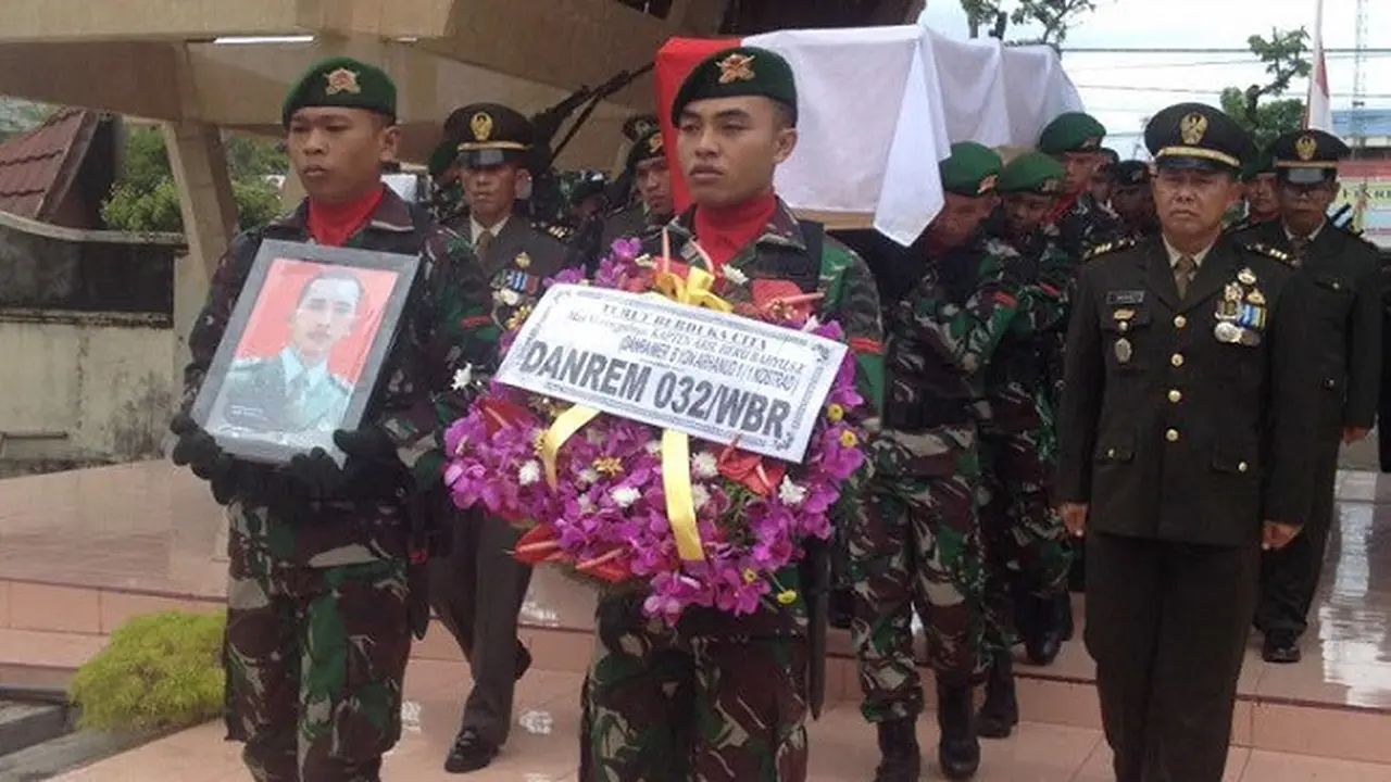 Doa Ibu dalam Pemakaman Korban Insiden Meriam di Natuna 