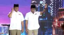 Cagub dan Cawagub DKI Jakarta No Urut 3 Anies - Sandiaga menyapa undangan dan pendukungnya saat Debat Final Cagub-Cawagub DKI 2017 di Bidakara, Jakarta, Jumat (10/2). (Liputan6.com/Faizal Fanani)