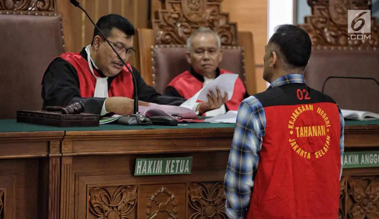 Aktor Tio Pakusadewo berbincang dengan Hakim Ketua saat sidang lanjutan di PN Jakarta Selatan, Kamis (28/6). Dalam pledoinya, Tio mengaku kepada majelis hakim bahwa dirinya adalah pecandu selama 10 Tahun belakangan ini. (Liputan6.com/Faizal Fanani)