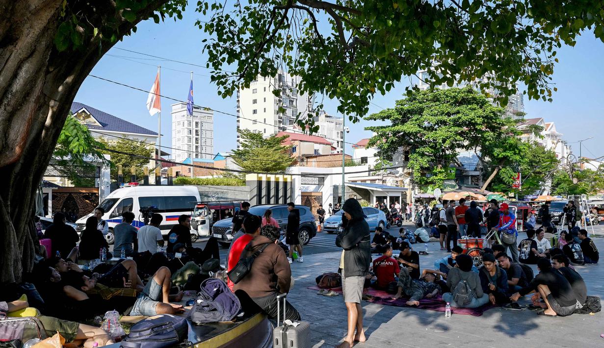 Para WNI ini datang dari berbagai wilayah di Kamboja selama periode 16-20 Januari 2026. Tampak dalam foto, orang-orang berkumpul di depan Kedutaan Besar Republik Indonesia (KBRI) di Phnom Penh, Kamboja, pada Rabu 21 Januari 2026. (TANG CHHIN Sothy/AFP)