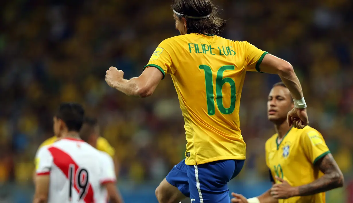 Pemain Brasil, Filipe Luis, merayakan gol yang dicetaknya ke gawang Peru dalam Kualifikasi Piala Dunia 2018 di Stadion Ponte Nova, Salvador, Brasil, Rabu (18/11/2015) pagi WIB. (AFP Photo/Felipe Oliveira)