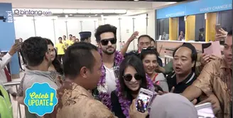 Teriakan fans Indonesia menyambut kedatangan Shakti Arora dan Radhika Madan yang berperan dalam serial Ranveer dan Ishani di Bandara Soekarno-Hatta.