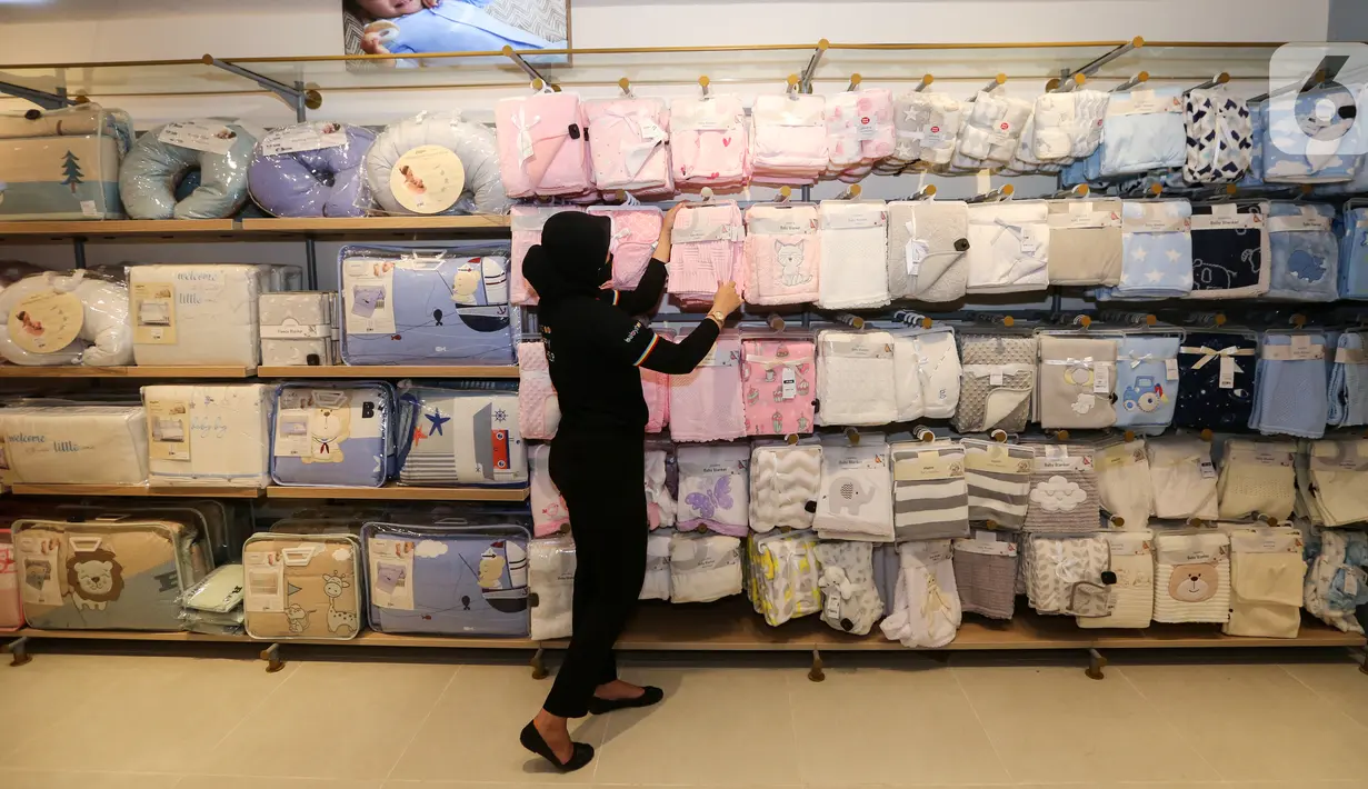 Pramuniaga merapikan baju anak di Babyshop Lippo Mall Puri, Jakarta, Jumat (30/04/2021). Toko perlengkapan ibu dan anak usia hingga 10 tahun merupakan one stop shopping destination yang berada di lantai UG. (Liputan6.com/Fery Pradolo)