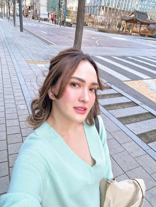 Shandy Aulia tampil lebih fresh dengan long sleeve mint dan rok mini kotak-kotak yang terlihat girly [@shandyaulia]