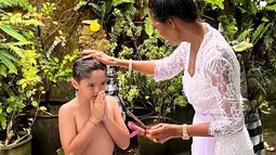 Sebelum menjalani ritual, putra sulung Jessica Iskandar pun berdoa yang dibimbing oleh seorang wanita. (Foto: Instagram/@inijedar)