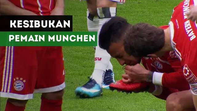 Corentin Tolisso dan Franck Ribery sibuk urusi tali sepatu saat Bayern Munchen hadapi Hamburg, Sabtu (10/3/2018)