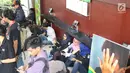 Para awak media menunggu di luar ruang sidang dengan terdakwa terorisme, Aman Abdurrahman di PN Jakarta Selatan, Jumat (22/6). Sesuai peraturan dibacakan hakim, awak media akan dipersilakan masuk kembali saat pembacaan vonis. (Liputan6.com/Angga Yuniar)