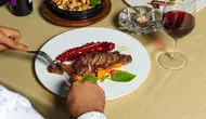 Cara Makan Steak Menggunakan Pisau dan Garpu yang Benar dan Elegan