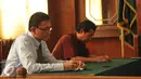 Kuasa hukum MAKI saat mendengarkan putusan saat sidang praperadilan di PN Jakarta Pusat, Senin (2/11). Majelis tidak menerima gugatan peradilan dari MAKI dan menerima eksepsi termohon KPK terkait kasus Bank Century. (Liputan6.com/Gempur M Surya)