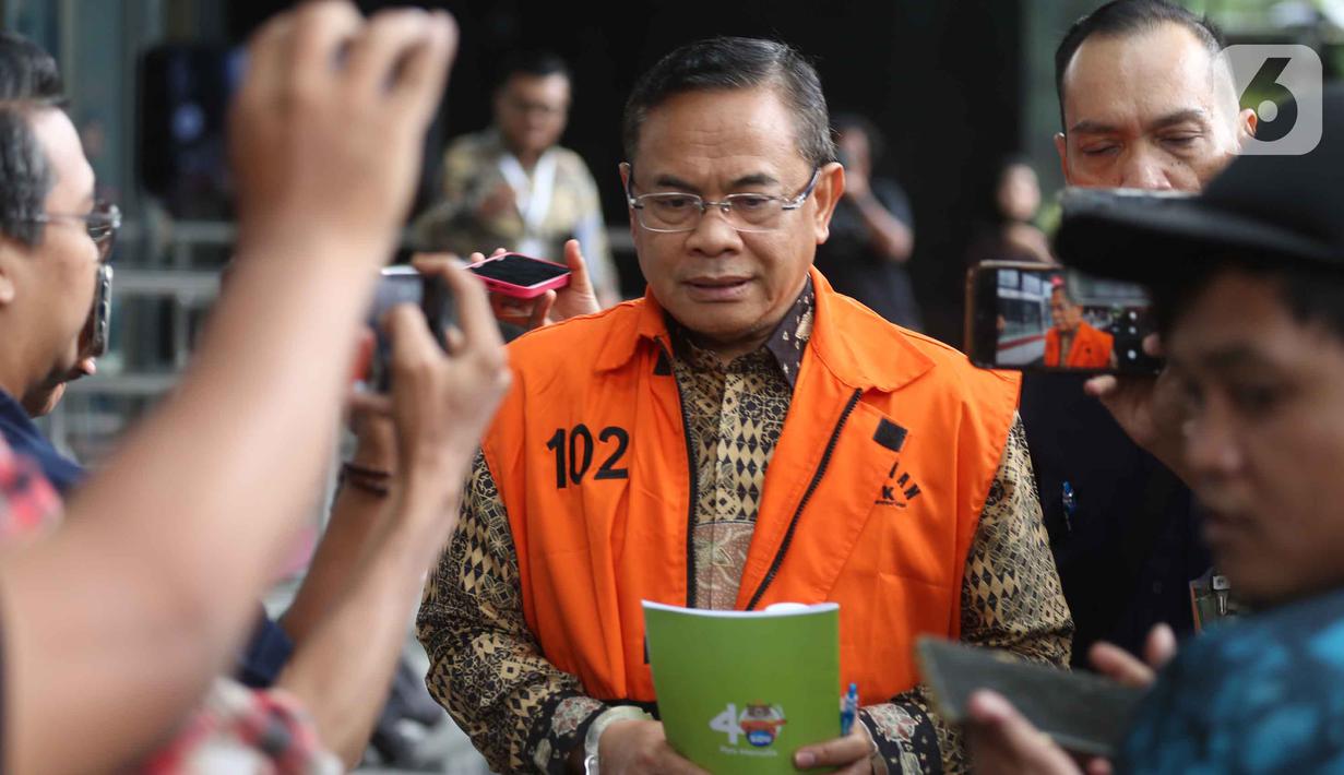 Dalam OTT tersebut, KPK menyita uang tunai sekitar Rp2,6 miliar yang diduga hasil pemerasan, yang ditemukan disimpan dalam karung dan kantong plastik. Tampak dalam foto, Bupati Pati nonaktif, Sudewo, berjalan menuju mobil tahanan usai menjalani pemeriksaan di Gedung Merah Putih Komisi Pemberantasan Korupsi (KPK), Jakarta, Kamis (12/2/2026). (Liputan6.com/Helmi Fithriansyah)