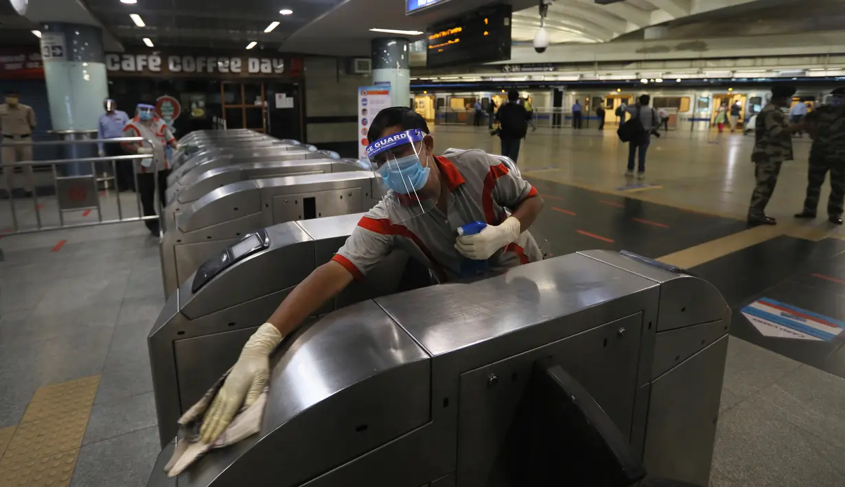Seorang pekerja membersihkan stasiun metro di New Delhi, Kamis (3/9/2020). Delhi Metro akan membuka layanannya secara bertahap mulai 7 September, bahkan ketika India mencatat beban kasus positif Covid-19 harian terbesar di dunia, selama hampir sebulan terakhir. (AP Photo/Manish Swarup)