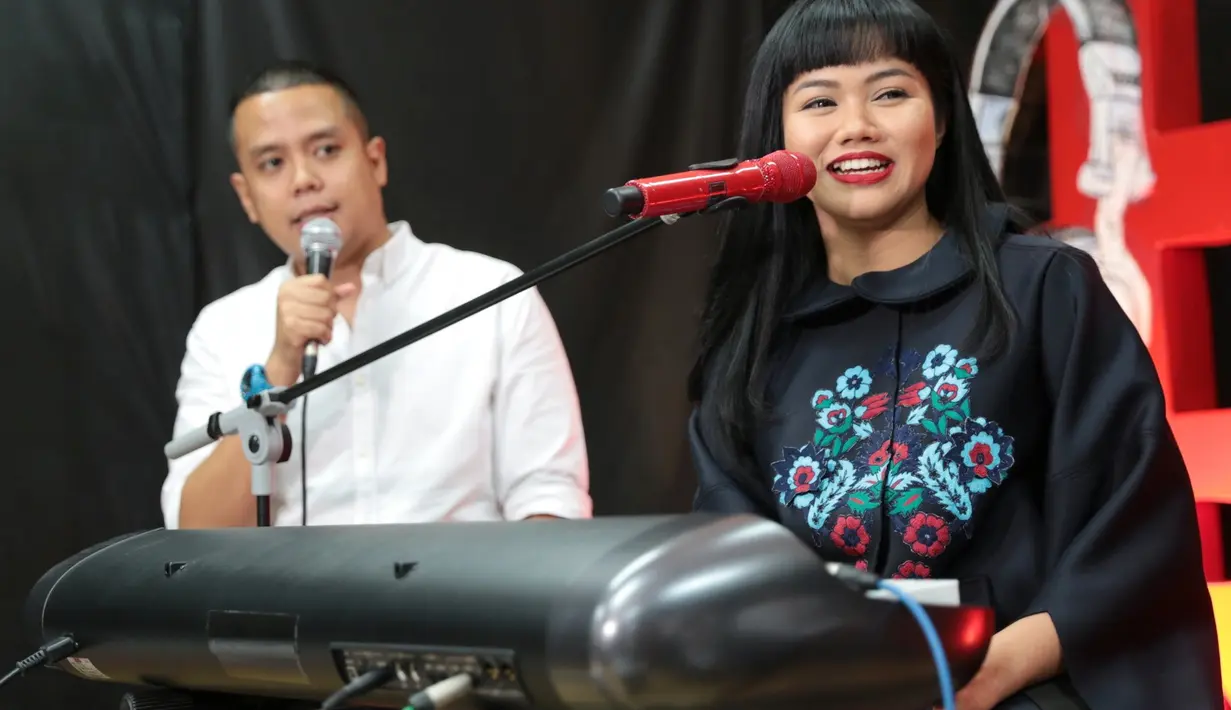 "Pesen aku buat perempuan-perempuan Indonesia sih harus banget percaya diri sebagai perempuan untuk bisa berani bersuara menunjukkan karyanya," ujar pemilik single Berawal dari Tatap itu. (Adrian Putra/Bintang.com)