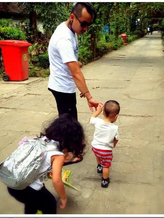 Kiki Mirano menggandeng	Nathaniel Jedd Melchior Mirano. Disusul dibelakangnya ada Leticia Charlotte Agraciana Joseph. (Bintang.com/twitter)