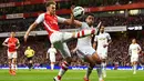 Gelandang Arsenal, Aaron Ramsey (kedua kiri) berebut bola dengan bek Swansea City Neil Taylor saat Laga Liga Premier Inggris di Emirates Stadium, Selasa (12/5/2015). Swansea City menang 1-0 atas Arsenal. (Reuters/ADylan Martinez)