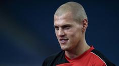 Martin Skrtel, bek Liverpool memiliki cara yang unik untuk merayakan natal dengan menggunakan topi ayam kalkun.