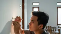 Cara Menutup Lubang Bekas Paku di Dinding agar Hasil Halus, Cat Menyatu Sempurna