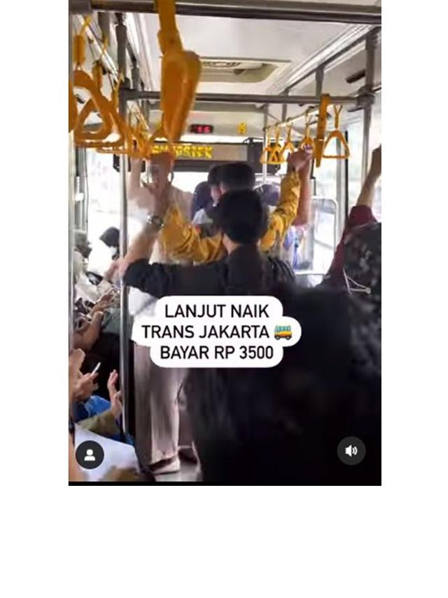 8 Potret Adrian Maulana Berangkat Kerja Naik KRL, Rela Berdesak-desakan