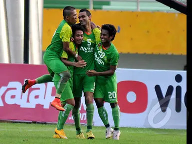 Para pemain Persebaya Surabaya langsung memeluk Octavio Dutra usai menceploskan bola ke Gawang Persela Lamongan dalam laga SCM Cup 2015, Stadion Jakabaring, Palembang, Selasa (27/1/2015). (Liputan6.com/Johan Tallo)