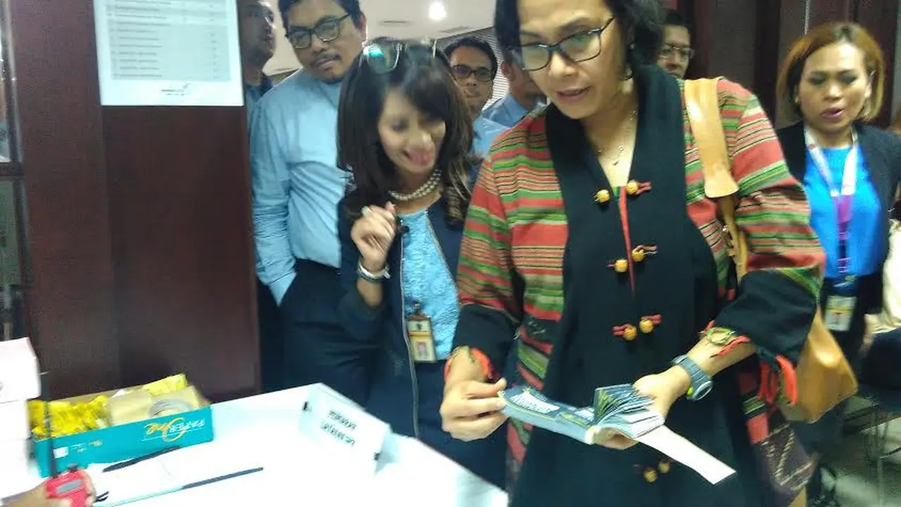 Menkeu Sri Mulyani melakukan inspeksi mendadak ke kantor pusat Direktorat Jenderal Pajak (DJP) Kementerian Keuangan untuk memantau perkembangan program pengampunan pajak (tax amnesty). (Liputan6.com/Fiki Ariyanti)