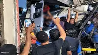Truk Trailer Masuk Jalur Berlawanan, Hantam Rumah Warga dan Sopir Kritis