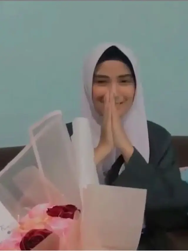 5 Potret Nadya Mustika Istri Rizki DA Usai Sidang Skripsi, Ungkap Rasa Syukur