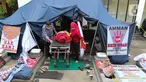 Tim Dokter Rumah Sakit Pena 98 membawa peserta aksi mogok makan ke rumah sakit di Komnas HAM, Jakarta, Minggu (18/12/2022). Sebanyak 5 peserta mogok makan yang melawan atas tindak kejahatan PT. Amman Mineral terhadap masyarakat Sumbawa Barat, tumbang akibat mengalami penurunan kesehatan dan dilarikan ke rumah sakit terdekat untuk mendapatkan perawatan medis. (Liputan6.com/Herman Zakharia)