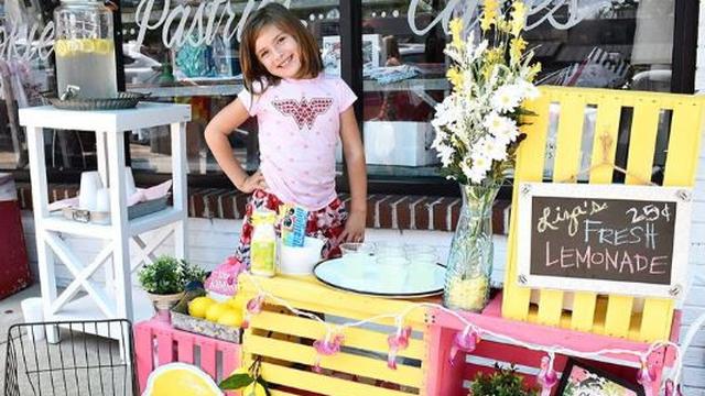 Gadis 7 Tahun Jualan Limun untuk Biayai Operasi Otak Super Langka