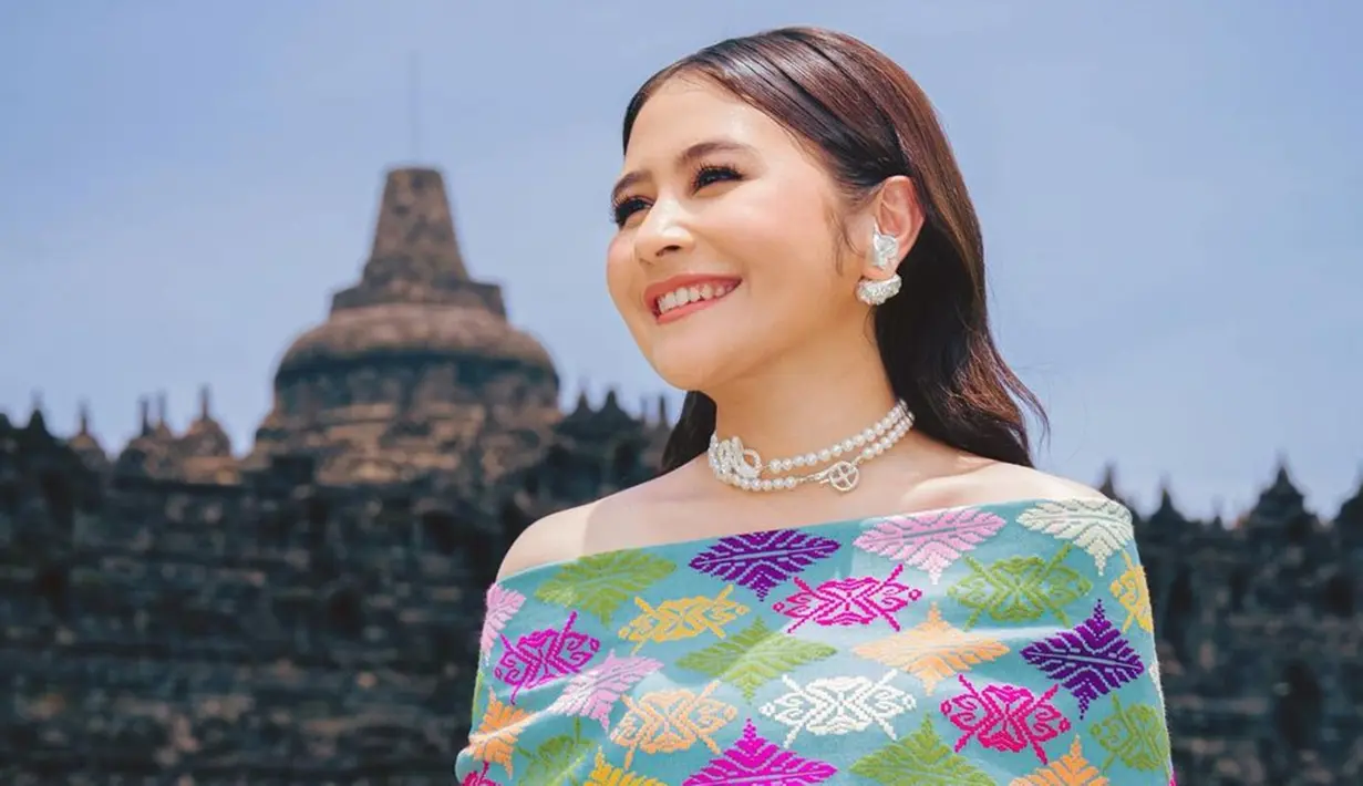 Kain Nusantara dengan perpaduan banyak warna itu membuat Prilly Latuconsina terlihat semakin cerah. Ditambah aksesoris anting dan kalung, membuat pemain sinetron Ganteng Ganteng Serigala ini kian menawan.(Liputan6.com/IG/@prillylatuconsina96)