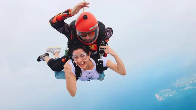Enggak Takut Ketinggian, Ini Potret Seleb saat Jalani Paralayang Hingga Skydiving