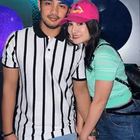 Gaya Couple Artis Kenakan Kostum Ikonik TV Show 90an di Ulang Tahun Geng Aries. [febbyrastanty]