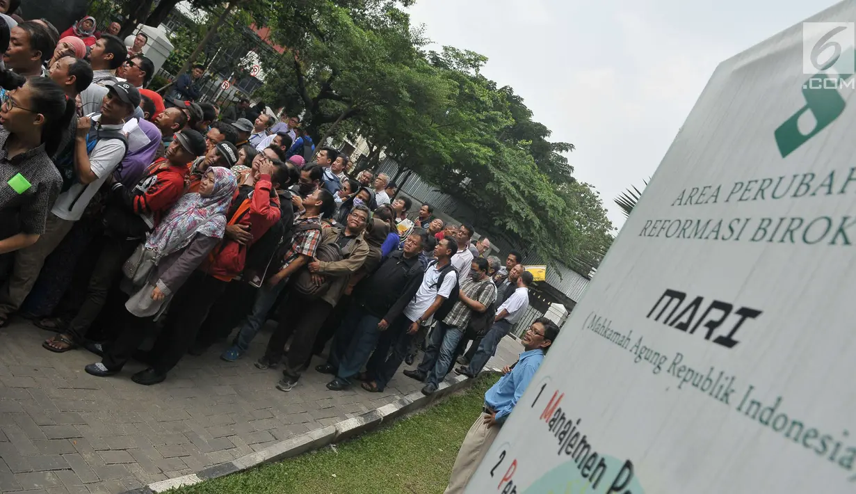 Ratusan nasabah Pandawa Group memenuhi halaman Pengadilan Negeri Jakarta Pusat, Rabu (24/5). Kedatangan para kreditur yang terjebak investasi bodong itu guna menindaklanjui proses Penundaan Kewajiban Pembayaran Utang (PKPU). (Liputan6.com/Helmi Afandi)