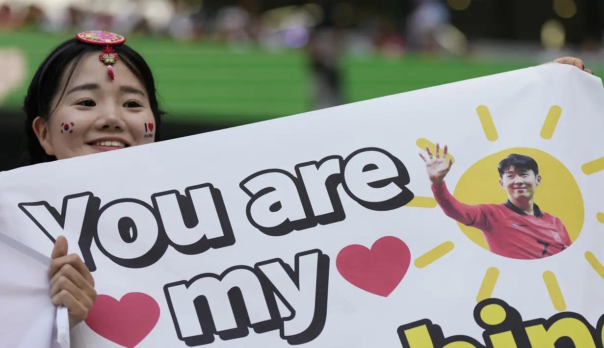 Bahkan salah satu suporter wanita yang hadir membawa poster bertuliskan "You are my Sonshine" lengkap dengan gambar Son Heung-min. (AP Photo/Alessandra Tarantino)