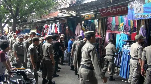 Bersihkan Trotoar, Satpol PP Sita Dagangan PKL