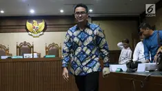 Gubernur Jambi nonaktif, Zumi Zola usai menjalani sidang pembacaan tuntutan di Pengadilan Tipikor, Jakarta, Kamis (8/11). Zumi Zola dituntut 8 tahun penjara dan denda Rp 1 miliar dengan subsider 6 bulan penjara. (Liputan6.com/Helmi Fithriansyah)